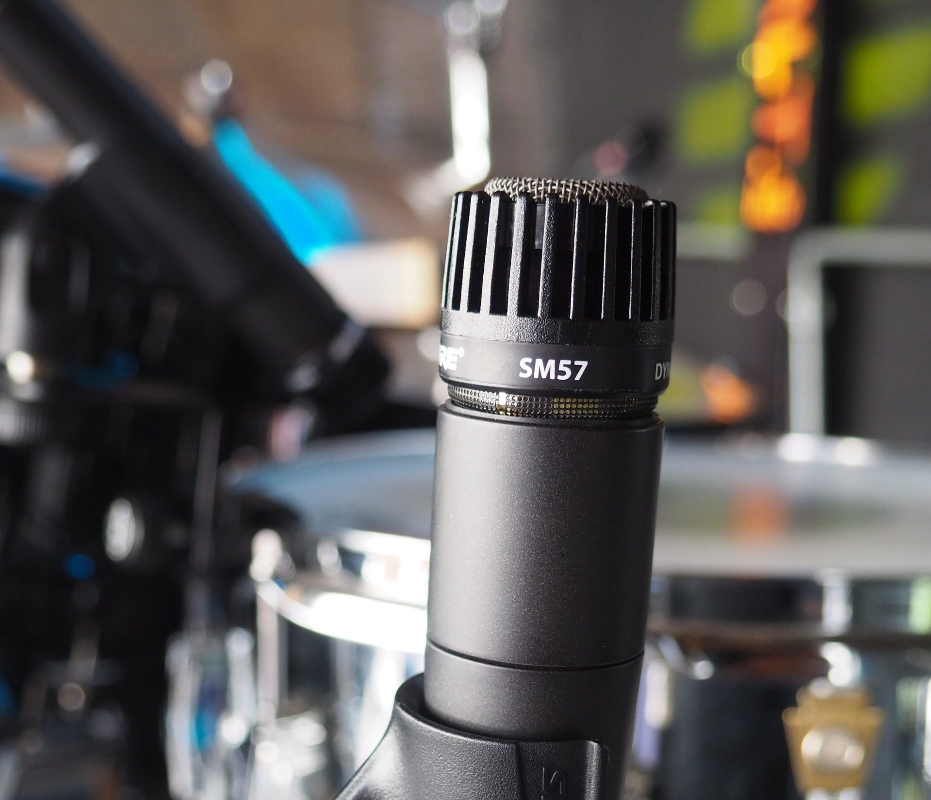 Shure SM57 Mikrofon für einen Band-Support, Ausstattung einer Bühne.